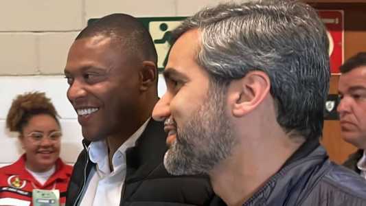Júlio Baptista chegou ao Independência ao lado do CEO do Cruzeiro, Gabriel Lima