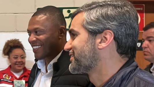 Júlio Baptista chegou ao Independência ao lado do CEO do Cruzeiro, Gabriel Lima