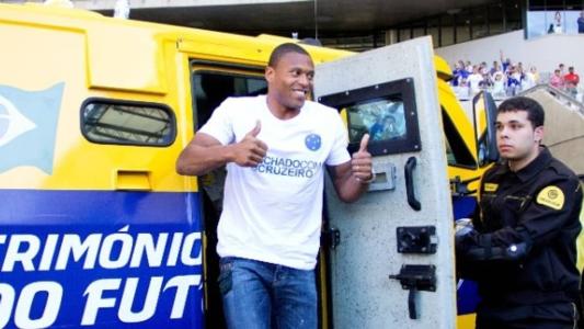 Júlio Baptista foi apresentado em carro forte no Cruzeiro