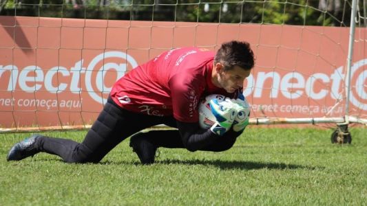 Júlio César deve ser o goleiro titular do Athletic na semifinal do Mineiro contra o Atlético