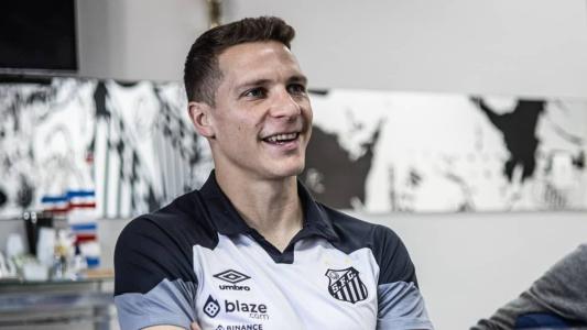 Julio Furch assinou contrato com o Peixe nesta sexta-feira (21), no CT Rei Pelé'