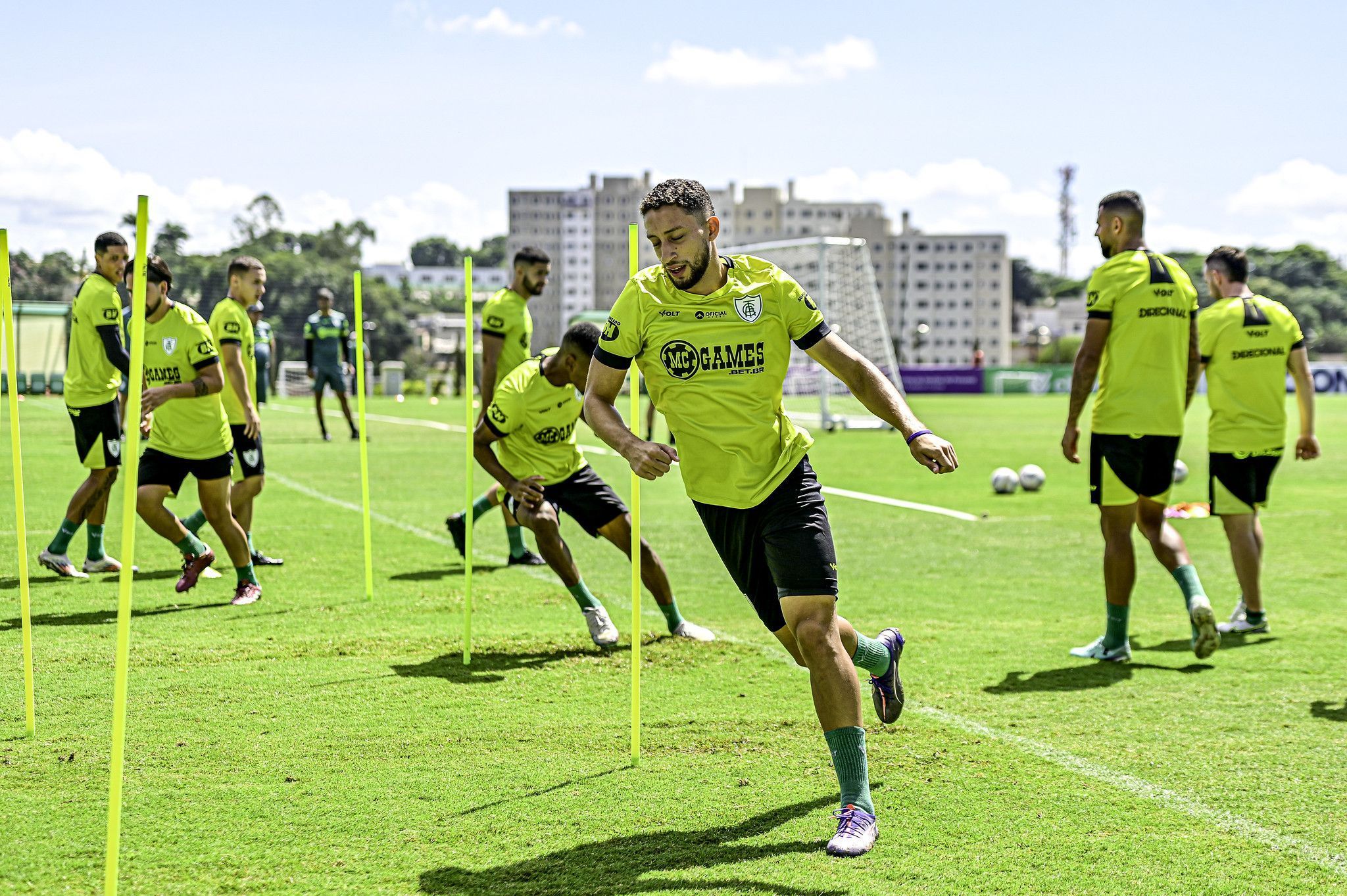 Zagueiro do América 'pausa amizade' com meia do Cruzeiro antes do clássico