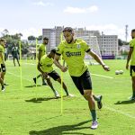 Zagueiro do América 'pausa amizade' com meia do Cruzeiro antes do clássico