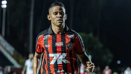 Atacante Erick durante jogo do Vitória contra o Remo