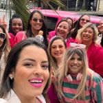 Limousine pink e tapete vermelho: mineiras fazem entrada triunfal para ver 'Barbie' no cinema
