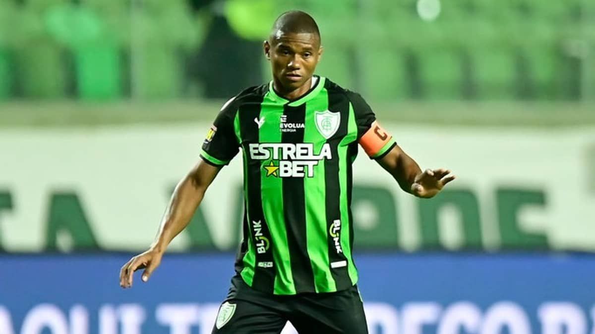 Juninho faz história e se torna segundo atleta com mais jogos pelo América