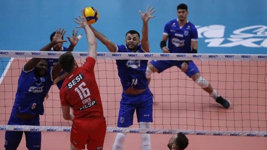 Juninho bloqueia Eder em jogo contra o Sesi, em Belo Horizonte