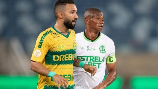 Juninho e Clayson disputam bola durante partida nesta sexta-feira (15)