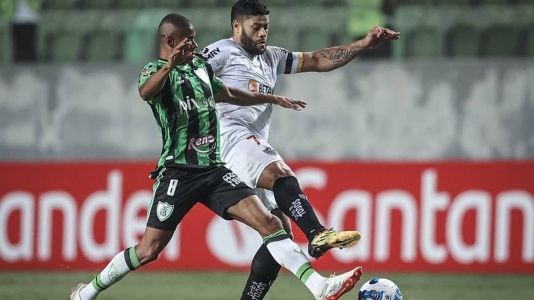 Juninho e Hulk travam disputa de bola em clássico mineiro