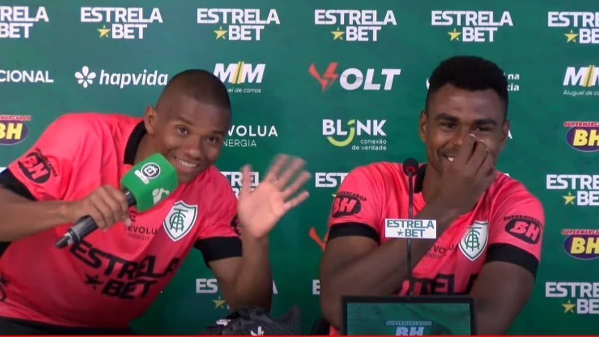 América: Juninho brinca com Wanderson e atua como repórter em coletiva; assista