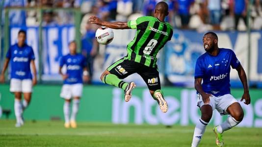 Juninho marcou o segundo gol do América na vitória sobre o Cruzeiro