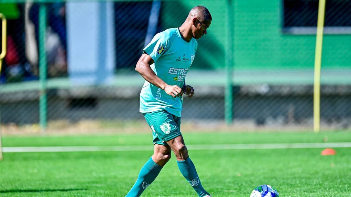 América: Juninho opina sobre jogo às 11h e projeta duelo com o Athletico-PR