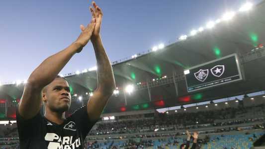 Júnior Santos ao término do clássico entre Botafogo e Fluminense, no Maracanã