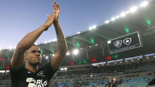 Júnior Santos ao término do clássico entre Botafogo e Fluminense, no Maracanã