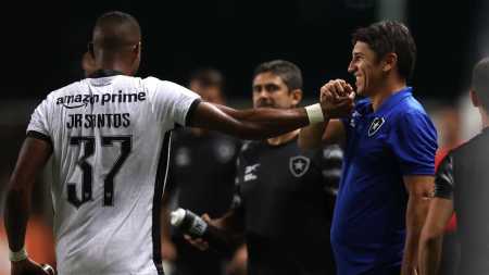 Júnior Santos, autor dos gols da vitória sobre o América, e o técnico Lucio Flavio