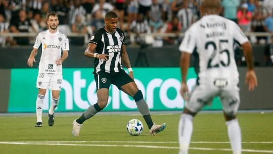 Júnior Santos, do Botafogo, entre jogadores do Atlético