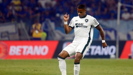 Júnior Santos em ação no Mineirão, na partida entre Botafogo e Cruzeiro pelo Brasileirão