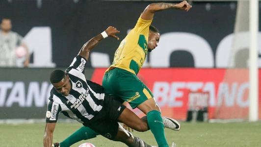 Júnior Santos em disputa com o defensor do Cuiabá no Estádio Nilton Santos