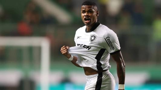 Júnior Santos marcou dois golaços e decidiu vitória do Botafogo