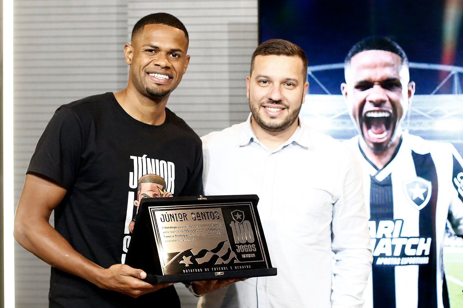 Júnior Santos é homenageado pelos 100 jogos no Botafogo