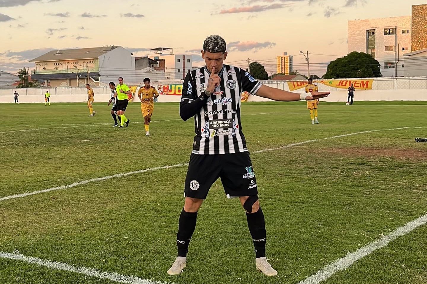 Ex-atacante do América revela doença degenerativa da esposa e faz apelo à Anvisa