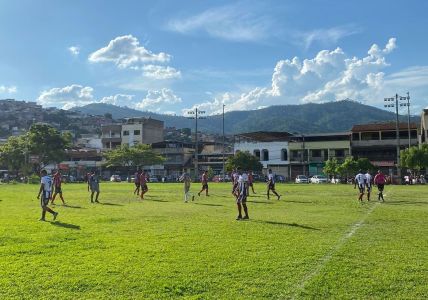 Bethânia e Juping empataram na estreia da competição