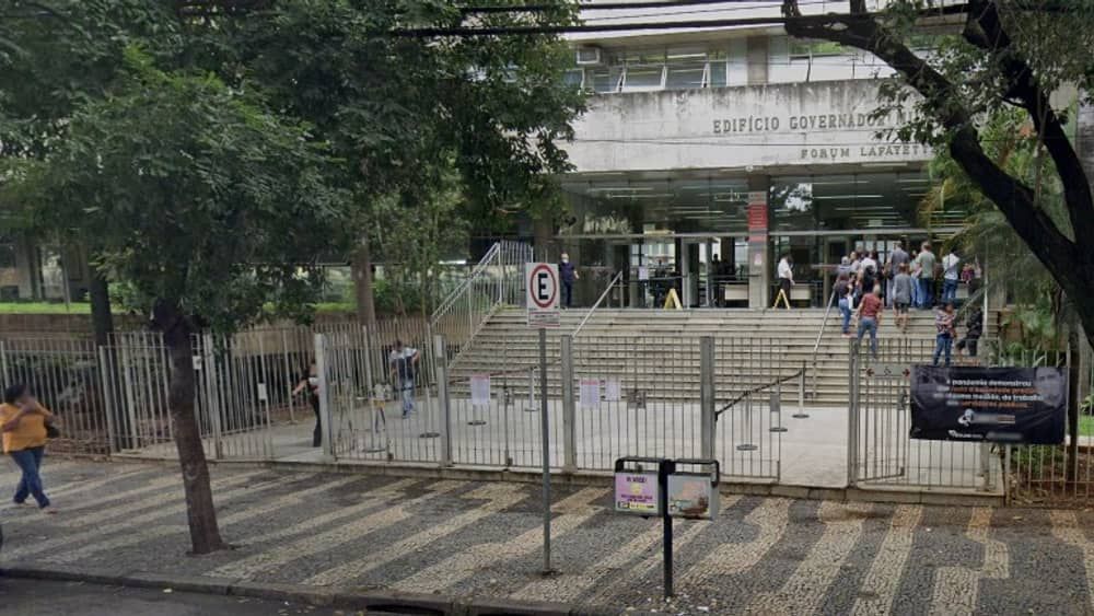 Acusado de matar adolescente a tiros na porta de escola é julgado em BH