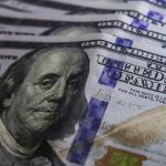 Dólar e juros sobem com judicialização do IOF; commodities seguram Ibovespa