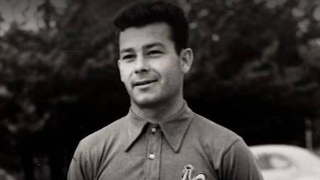 Just Fontaine, maior artilheiro em apenas uma Copa do Mundo, morre aos 89 anos.