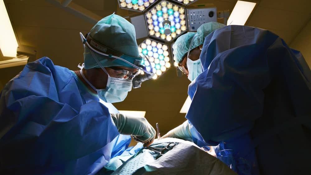 Estudante de medicina que teve bolsa suspensa deve receber indenização em Minas 