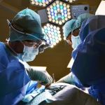 Estudante de medicina que teve bolsa suspensa deve receber indenização em Minas 