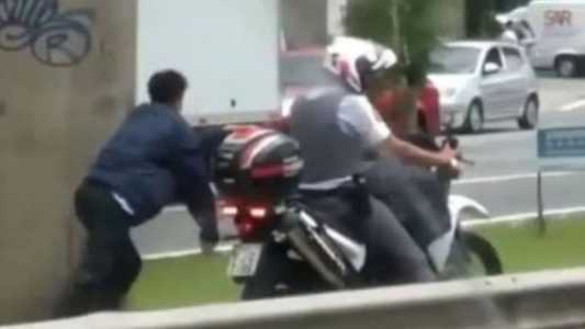 Justiça de SP eleva para R$ 50 mil indenização a homem negro amarrado em moto por PM.