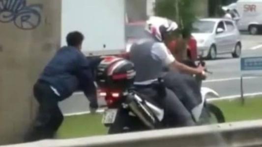 Justiça de SP eleva para R$ 50 mil indenização a homem negro amarrado em moto por PM.