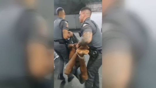 Justiça de SP manda soltar homem amarrado por PMs após caso de furto.