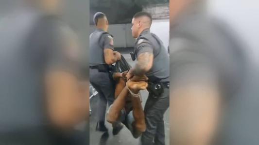 Justiça de SP manda soltar homem amarrado por PMs após caso de furto.