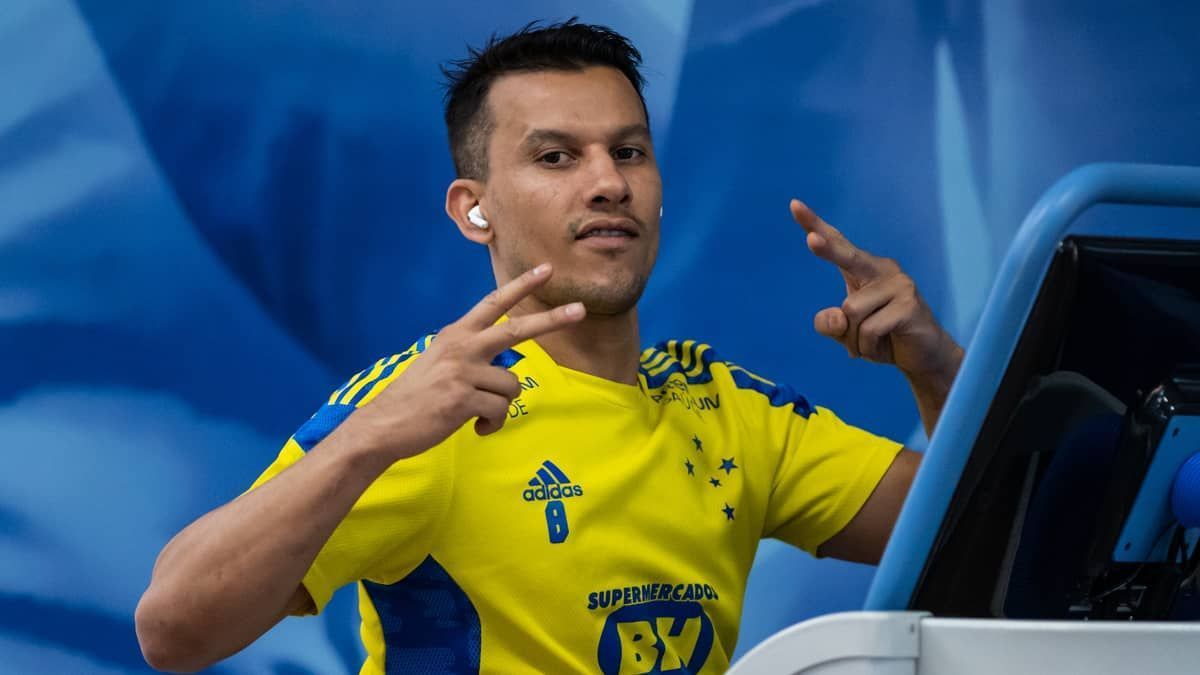 Justiça determina reintegração de Henrique ao Cruzeiro em cinco dias 