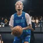 Justin Bieber viraliza ao exibir habilidades em liga de basquete; assista