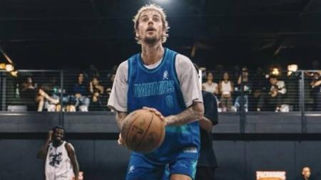 Justin Bieber viraliza mostrando habilidades no basquete
