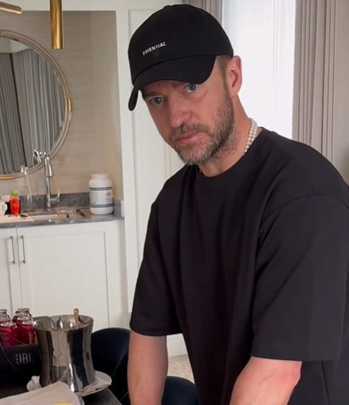 Justin Timberlake deixa delegacia após dirigir bêbado e aparece com olhos vidrados em 'mugshot'