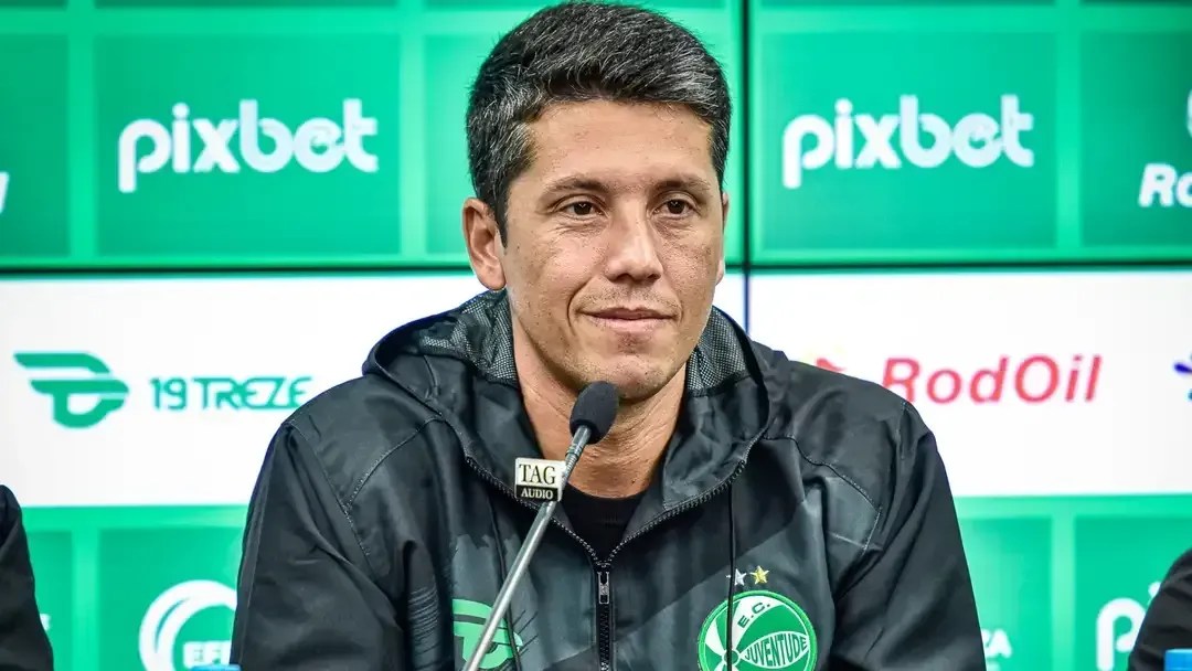 Comentaristas debatem se Thiago Carpini seria um bom técnico para o Cruzeiro