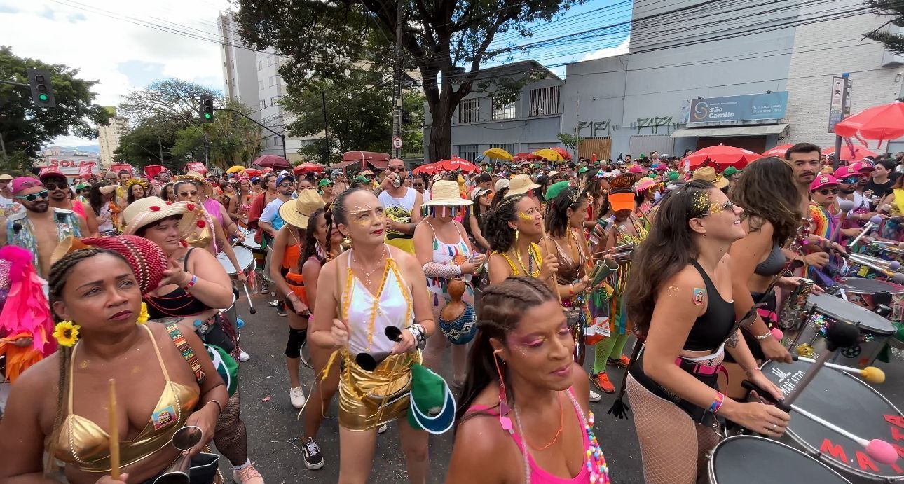 Veja fotos do cortejo do  Juventude Bronzeada em 2025