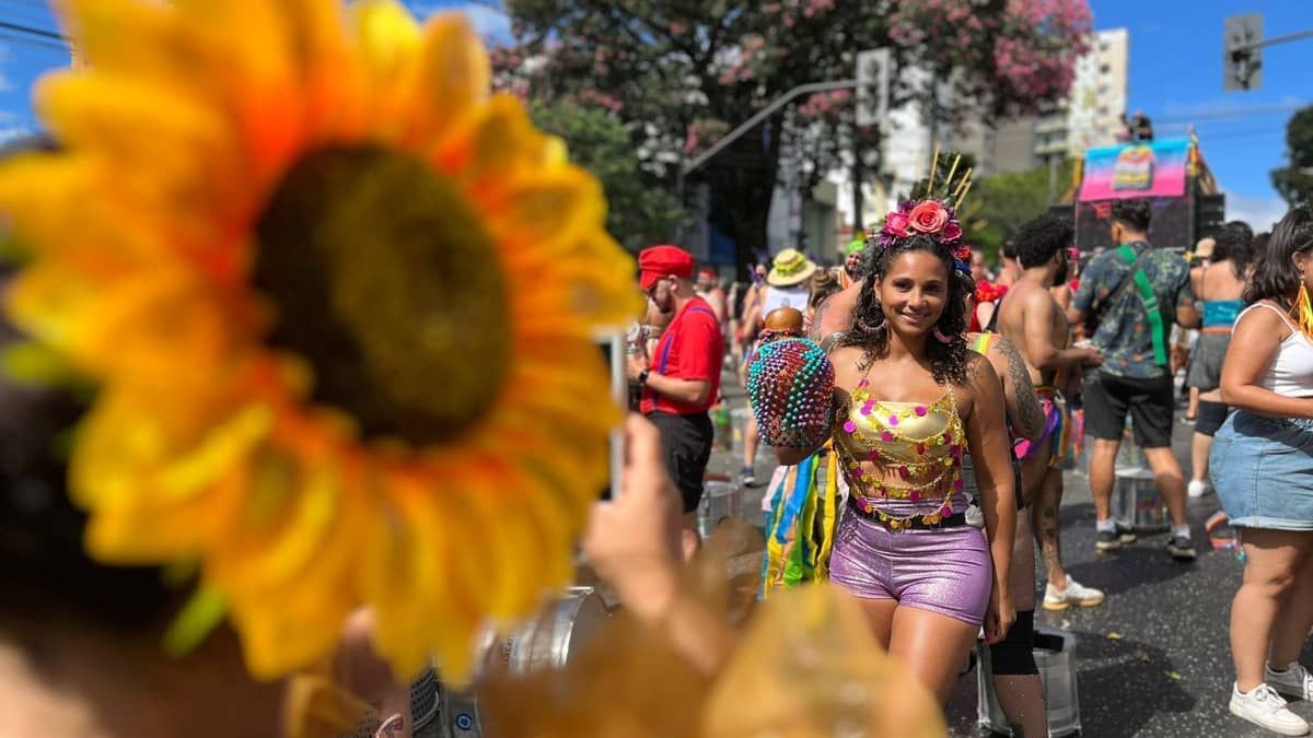 Funk You, Juventude Bronzeada, Truck do Desejo, Peixoto... blocos acordam foliões nesta terça em BH 