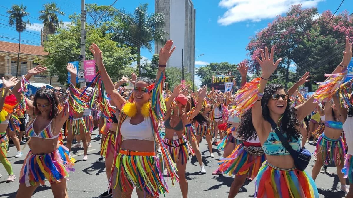 Juventude Bronzeada desfila com ala de dança, bateria e batuques; veja fotos e vídeos do bloco