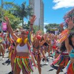Juventude Bronzeada desfila com ala de dança, bateria e batuques; veja fotos e vídeos do bloco