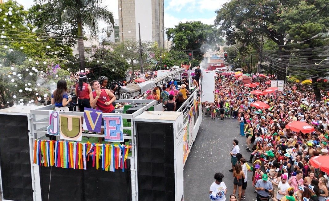 Carnaval: com o tema 'A vida presta', Juventude Bronzeada faz cortejo na região Leste de BH