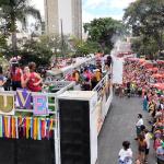 Carnaval: com o tema 'A vida presta', Juventude Bronzeada faz cortejo na região Leste de BH