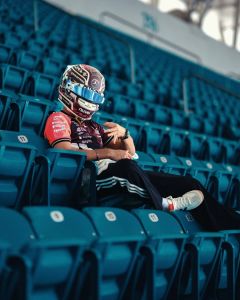 Kimi Antonelli, da Mercedes, foi às ruas de Bolonha para comemorar conquista da Copa Itália