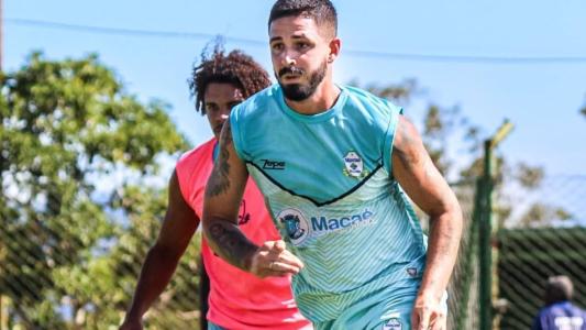 Kadu em treino do Macaé