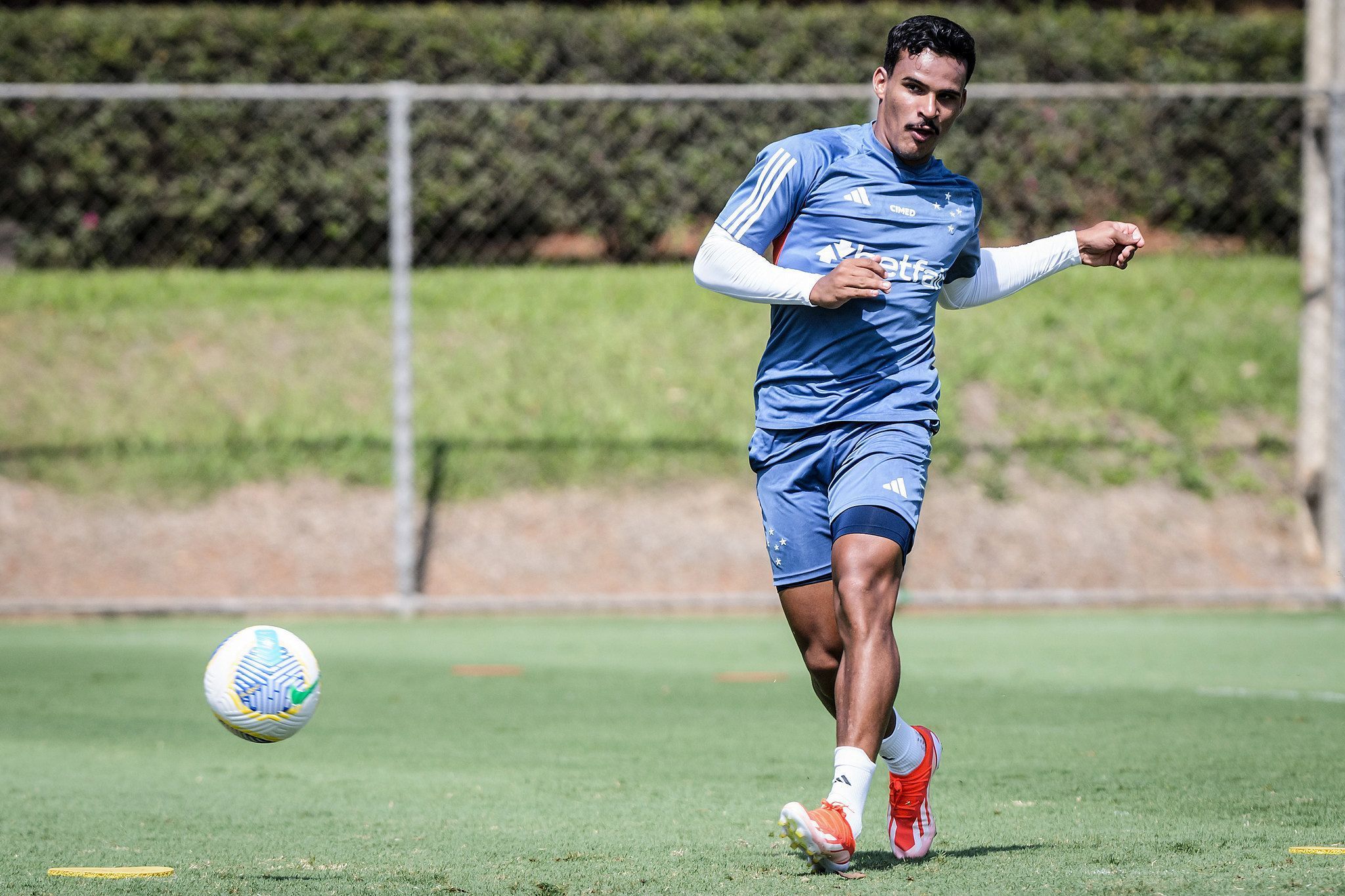 Expulsões de Marlon pesam, e Kaiki pode ganhar sequência como titular do Cruzeiro