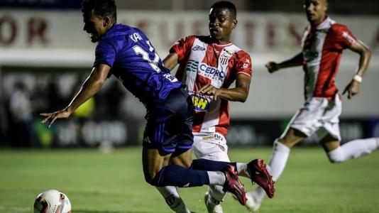 Kaiki sofreu pênalti no jogo contra o Villa Nova, no Estádio Castor Cifuentes